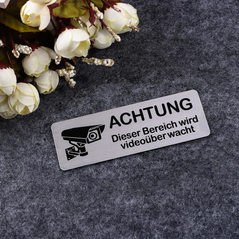 Lot de 1 ou 2 Plaques Aluminium “Attention Vidéosurveillance” 85x30 mm – Autocollantes, Discrètes et Durables pour Maison et Bureau